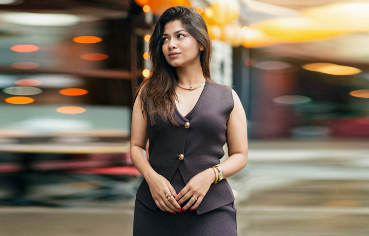 ফ্যাশন সচেতনদের নজর কাড়তে তার এই সাজ যথেষ্ট ছিল খোলা চুল, ন্যুড লিপস্টিক, হালকা মেকআপ, হাতে নাজুক আংটি আর গলায় ছোট্ট নেকপিস যেন পুরো লুকের ছন্দ বজায় রেখেছে।