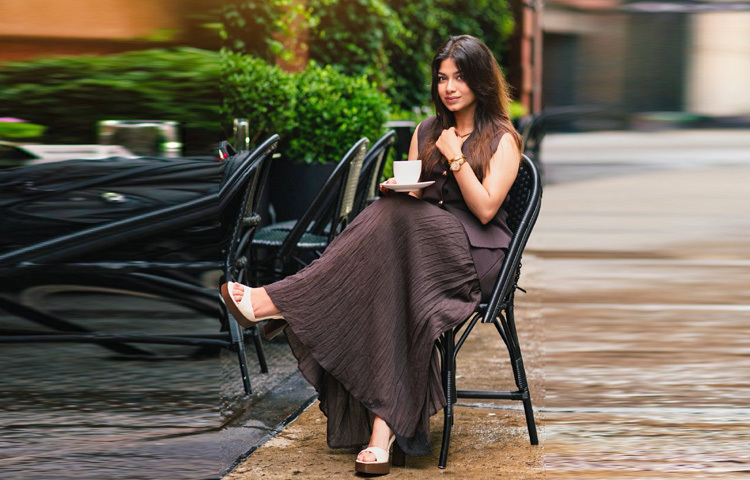 নাচের মঞ্চ থেকে ক্যামেরার সামনে পারসা এখন পরিণত এক স্টাইল আইকন। মার্কিন কফি-বিলাসে তার এই কফি লুক নতুন আলোচনায়।