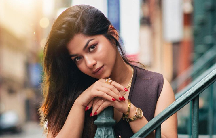 ‘কফি, নো সুগার’ এমন সংক্ষিপ্ত অথচ মনকাড়া ক্যাপশনে নিজের কফিরঙা আবেদনময় কিছু ছবি শেয়ার করেছেন ইভানা।