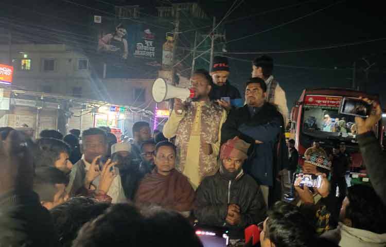 পটুয়াখালীতে বিক্ষোভ মিছিল ও রাস্তা অবরোধ কর্মসূচি পালিন করেছে বিভিন্ন শ্রেণি-পেশার মানুষ। এ সময় চৌরাস্তায় যান চলাচল সম্পূর্ণ বন্ধ হয়ে যায়। বিক্ষোভকারীরা ওসমান হাদির হত্যার তীব্র নিন্দা জানিয়ে দোষীদের দ্রুত গ্রেফতার ও দৃষ্টান্তমূলক শাস্তির দাবি জানান।