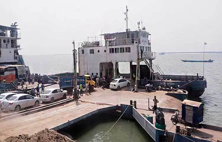 ঈদযাত্রাকে কেন্দ্র করে যাত্রী ও যানবাহনের চাপ বাড়লেও দেশের দক্ষিণ-পশ্চিমাঞ্চলের অন্যতম ব্যস্ত নৌরুট পাটুরিয়া ফেরিঘাটে এবার নেই আগের মতো ভোগান্তি। নির্বিঘ্নেই পারাপার করছেন ঘরমুখো মানুষ।