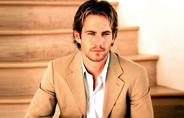 পল ওয়াকার: ‘ফাস্ট অ্যান্ড ফিউরিয়াস’ তারকা পল ওয়াকারকে বিশ্ব চিনত গতি ও আবেগের প্রতীক হিসেবে। ২০১৩ সালে নিজের চ্যারিটি ইভেন্টের সরাসরি সম্প্রচার চলাকালীনও তিনি হাসিমুখে কথা বলছিলেন ভক্তদের সঙ্গে। কেউ জানত না, মাত্র কয়েক মিনিট পরই সেই হাসি থেমে যাবে চিরতরে। অনুষ্ঠান শেষে দ্রুত গাড়িতে ওঠেন তিনি, আর সেই গতি-ভরা গাড়িই ছিনিয়ে নেয় তার জীবন। লাইভ দেখছিলেন হাজারো দর্শক, কেউ ভাবতেও পারেননি যে তারা পলের শেষ মুহূর্তের সাক্ষী হয়ে থাকবেন।