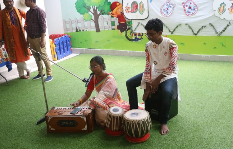 নাচ গানে মুখরিত হয়ে ওঠে পুরো ক্যাম্পাস প্রান্তর। ছবি: রাকিব হাসান
