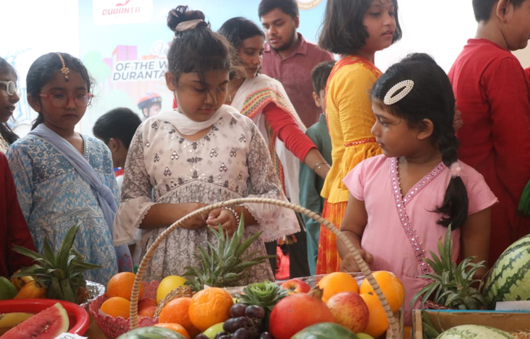 এছাড়া দেশি ফলের সমারোহ দেখা যায় উৎসবে। ছবি: রাকিব হাসান