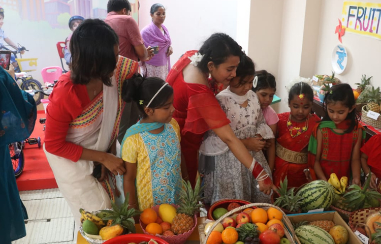 উৎসবে ভিন্নমাত্রা যোগ করে দেশি ফল খাওয়া। এছাড়া তীব্র গরম থাকায় উৎসবে বিভিন্ন ফলের জুসের ব্যবস্থা রাখা হয়। ছবি: রাকিব হাসান