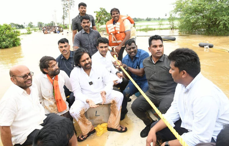 পবন কল্যাণের যাত্রা শুধু সিনেমার মধ্যেই সীমাবদ্ধ নয়। ২০১৪ সালে তিনি প্রতিষ্ঠা করেন জন সেনা পার্টি। তার লক্ষ্য ছিল একেবারেই ভিন্ন, তিনি রাজনীতিতে প্রবেশ করেছিলেন মানুষের জন্য কাজ করার সংকল্প নিয়ে।