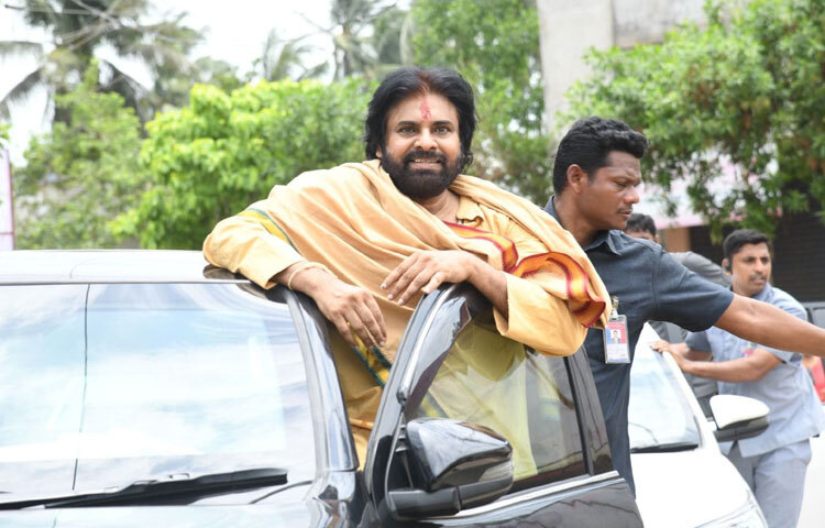 তিনি সিনেমার পর্দায় যতটা শক্তিশালী, বাস্তব জীবনেও ততটাই দৃঢ়চেতা। এ কারণেই অন্ধ্রপ্রদেশ ও তেলেঙ্গানায় লাখো ভক্ত তাকে ভালোবাসেন হৃদয়ের গভীর থেকে।