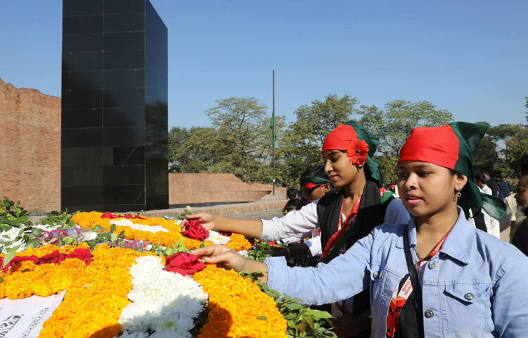 প্রতিবছর ১৪ ডিসেম্বর শোকের আবহে শহীদ বুদ্ধিজীবী দিবস পালিত হয়ে থাকে। দেশের সর্বত্র জাতীয় পতাকা অর্ধনমিত রাখা হয়। ওড়ে শোকের প্রতীক কালো পতাকা।