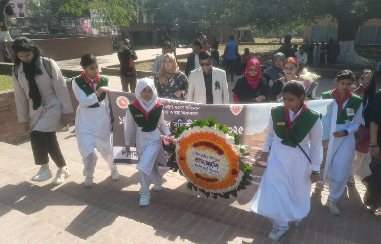 রাজধানীর মিরপুরের শহীদ বুদ্ধিজীবী কবরস্থান ঘুরে সর্বস্তরের মানুষের শ্রদ্ধা নিবেদনের এমন চিত্র দেখা গেছে।