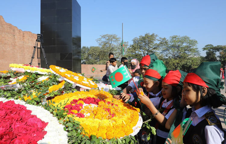 পাকিস্তানি হানাদার বাহিনীর আত্মসমর্পণের মাত্র দুদিন আগে, ১৯৭১ সালের ১৪ ডিসেম্বর রাতের অন্ধকারে ঘাতকচক্র কেবল ঢাকা শহরেই প্রায় দেড়শ’ বুদ্ধিজীবী ও বিভিন্ন পেশার কৃতী মানুষকে চোখ বেঁধে নিয়ে যায় অজ্ঞাত স্থানে। সেই রাতে তালিকা ধরে ধরে শিক্ষক, সাংবাদিক, চিকিৎসক, প্রকৌশলী, আইনজীবী, শিল্পী-সাহিত্যিক, সংস্কৃতিসেবী ও পদস্থ সরকারি-বেসরকারি কর্মকর্তাদের ঘর থেকে টেনে-হিঁচড়ে বের করে নিয়ে যাওয়া হয়। পরে হত্যা করে ফেলে রাখা হয় নিস্তব্ধ অন্ধকারে।