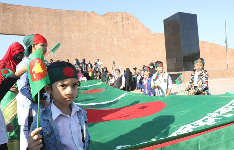 ১৪ ডিসেম্বর শহীদ বুদ্ধিজীবী দিবস । ১৯৭১ সালের এ দিনে দখলদার পাকিস্তানি হানাদার বাহিনী ও তাদের দোসর রাজাকার আল-বদর, আল-শামসরা নির্মমভাবে বাংলার শ্রেষ্ঠ সন্তান বুদ্ধিজীবীদের হত্যা করে। দেশের স্বাধীনতা ও মুক্তি-সংগ্রামের ইতিহাসে দিনটি কালো অধ্যায় হিসেবে বিবেচনা করা হয়। এদিন জাতি মহান মুক্তিযুদ্ধে ঘৃণ্য হত্যাকাণ্ডের শিকার তার শ্রেষ্ঠ সন্তানদের শ্রদ্ধাভরে স্মরণ করে।