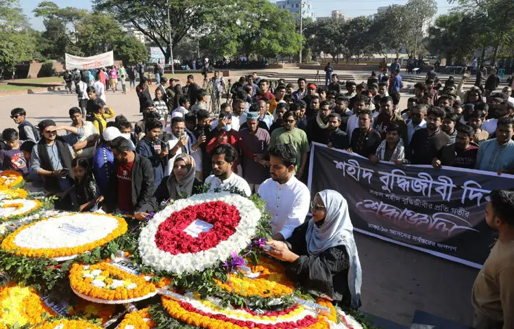 দলে দলে বিভিন্ন দলীয় ব্যনারে স্লোগান দিয়ে শহীদদের প্রতি শ্রদ্ধা জানাতে দেখা গেছে অনেককে।