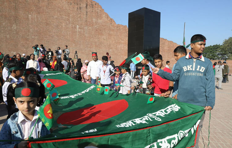 হত্যার পূর্বে যে তাদের নির্যাতন করা হয়, সে তথ্যও বের হয়ে আসে। ১৯৭২ সালে বাংলাদেশে জাতীয়ভাবে প্রকাশিত বুদ্ধিজীবী দিবসের সংকলন, পত্রিকায় প্রকাশিত সংবাদ ও আন্তর্জাতিক সংবাদ সাময়িকী নিউজউইকের সাংবাদিক নিকোলাস টমালিনের রচিত নিবন্ধ থেকে জানা যায় যে, নিহত শহীদ বুদ্ধিজীবীর সংখ্যা মোট এক হাজার ৭০ জন।
