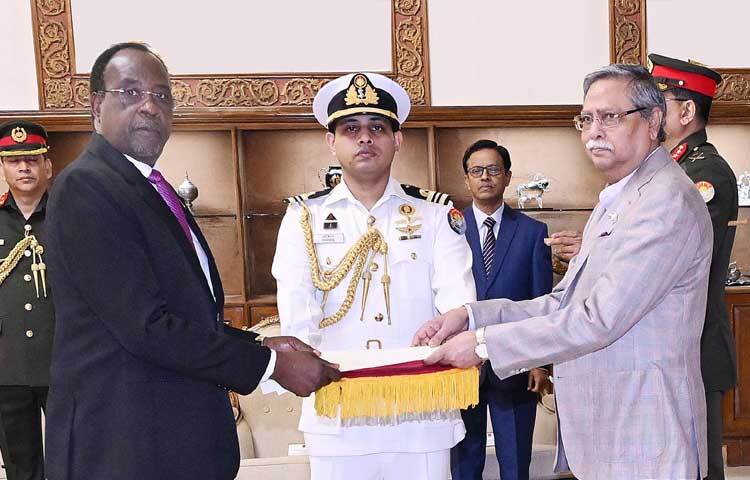 বঙ্গভবনে রাষ্ট্রপতি মো. সাহাবুদ্দিনের কাছে পরিচয়পত্র পেশ করেছেন জাম্বিয়ার হাইকমিশনার পার্সি পি চন্দ। ছবি: পিআইডি