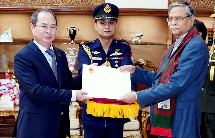 রাষ্ট্রপতি মো. সাহাবুদ্দিন বাংলাদেশের বিভিন্ন খাতে বিনিয়োগ করতে ভিয়েতনামের বিনিয়োগকারীদের প্রতি আহ্বান জানিয়েছেন। বাংলাদেশে নবনিযুক্ত ভিয়েতনামের রাষ্ট্রদূত নগুয়েন মান চুয়ং আজ বঙ্গভবনে রাষ্ট্রপতির কাছে তার পরিচয়পত্র পেশ করেন। এ সময় রাষ্ট্রপতি এ আহ্বান জানান। ছবি: পিআইডি