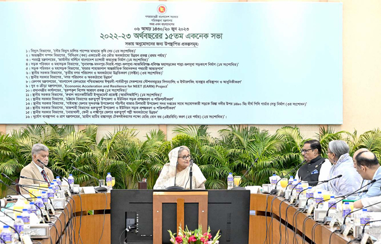 দেশের সাধারণ মানুষের কষ্ট লাঘবে মূল্যস্ফীতি নিয়ন্ত্রণে সবাইকে একযোগে কাজ করার নির্দেশনা দিয়েছেন প্রধানমন্ত্রী শেখ হাসিনা। তিনি বলেছেন, মানুষ কষ্ট করছে, তাদের কষ্ট লাঘবে মূল্যস্ফীতি কমাতে হবে। আজ রাজধানীর শেরেবাংলা নগরের এনইসি সম্মেলন কক্ষে একনেক বৈঠকে এ নির্দেশনা দেন প্রধানমন্ত্রী। ছবি: পিআইডি
