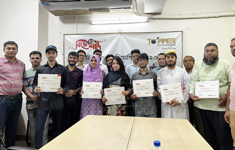 টপার কিচেনওয়্যার ও জাগো নিউজের উদ্যোগে ‘বিয়ে-শাদি’ শিরোনামে বিশেষ আয়োজন করা হয়। এ আয়োজনে বিয়ের গল্প লিখে পুরস্কার পেয়েছেন ১০ জন লেখক। আজ জাগো নিউজের কনফারেন্স রুমে বিজয়ীদের হাতে সম্মাননা সনদ ও টপারের সৌজন্যে উপহারসামগ্রী তুলে দেওয়া হয়। ছবি: জাগো নিউজ