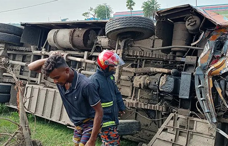 মোংলা-খুলনা মহাসড়কে যাত্রীবাহী বাস উল্টে খাদে পড়ে দুজন নিহত হয়েছেন। এতে আহত হয়েছেন আরও ৭ জন। শুক্রবার (৭ নভেম্বর) দুপুর ১টার দিকে তেতুলিয়া ব্রিজ এলাকায় এ দুর্ঘটনা ঘটে। ছবি: জাগো নিউজ