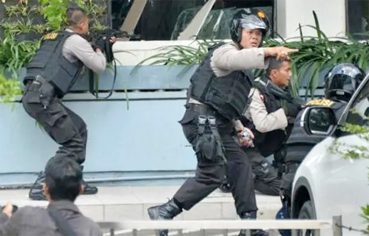 ইন্দোনেশিয়ার রাজধানী জাকার্তায় এক স্কুল কমপ্লেক্সের মসজিদে শুক্রবারের (৭ নভেম্বর) জুমার নামাজ চলাকালে বোমা বিস্ফোরণ হয়েছে। এতে অন্তত ৫৪ জন আহত হয়েছেন। ছবি: ফ্রান্স২৪