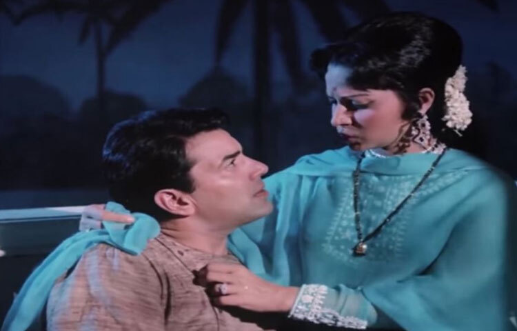 ফাগুন (১৯৭৩): এই রোমান্টিক ছবিতে ধর্মেন্দ্র ও ওয়াহিদা রহমানের রসায়ন দর্শকদের মুগ্ধ করে। এক গ্রামীণ প্রেম কাহিনিতে ধর্মেন্দ্র দেখান কতটা সংবেদনশীল ও গভীর হতে পারে প্রেমের অনুভূতি।