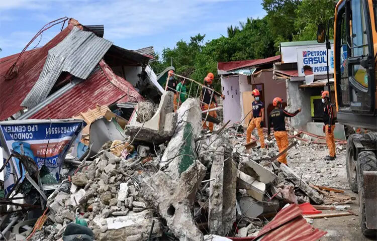 ফিলিপাইনে শক্তিশালী ভূমিকম্প আঘাত হেনেছে। রিখটার স্কেলে ভূমিকম্পের মাত্রা ছিল ৬ দশমিক ৯। এতে এখন পর্যন্ত প্রায় ৬৯ জন নিহত হয়েছে বলে নিশ্চিত হওয়া গেছে। ছবি: এএফপি