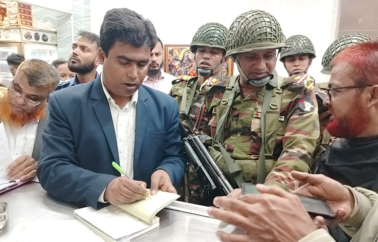 চাঁদপুরের হাজীগঞ্জে জাতীয় ভোক্তা অধিকার সংরক্ষণ অধিদপ্তর ও যৌথ বাহিনীর বিশেষ অভিযানে সাতটি প্রতিষ্ঠানকে মোট ১ লাখ ২৩ হাজার টাকা জরিমানা করা হয়েছে। আজ (১২ জানুয়ারি) দুপুরে হাজীগঞ্জ বাজারে এ অভিযান পরিচালনা করা হয়। ছবি: সংগ্রহীত