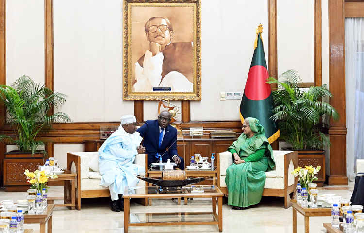 বাংলাদেশ যে কোনো সংঘাত আলোচনার মাধ্যমে সমাধান চায় বলে জানিয়েছেন প্রধানমন্ত্রী শেখ হাসিনা। তিনি বলেন, সংঘাত নয় শান্তি চাই। আজ বঙ্গবন্ধু আন্তর্জাতিক সম্মেলন কেন্দ্রে ‘আন্তর্জাতিক শান্তিরক্ষী দিবস-২০২৩’ উপলক্ষে জাতিসংঘ শান্তিরক্ষা মিশনে শাহাদাতবরণকারী অফিসার ও সৈনিক পরিবারের সদস্য এবং আহতদের সম্মাননা প্রদান অনুষ্ঠানে এ কথা বলেন তিনি। ছবি- সংগৃহিত