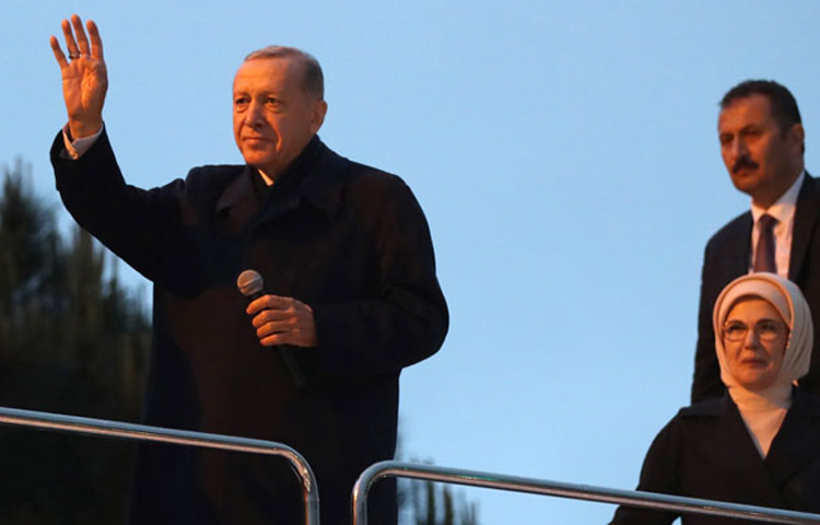 টানা তৃতীয় মেয়াদে তুরস্কের প্রেসিডেন্ট নির্বাচিত হয়েছেন রিসেপ তাইয়্যেপ এরদোয়ান। প্রতিদ্বন্দ্বী প্রার্থী কেমাল কিলিচদারগলুর সঙ্গে হাড্ডাহাড্ডি লড়াইয়ে জয় ছিনিয়ে নিয়েছেন দেশটির বর্তমান প্রেসিডেন্ট। নির্বাচনে বর্তমান ক্ষমতাসীন দল জাস্টিস অ্যান্ড ডেভেলপমেন্ট পার্টির (একেপি) নেতা এরদোয়ান ৫২ দশমিক ১২ শতাংশ ভোট পেয়ে বিজয়ী হয়েছেন। অন্যদিকে প্রধান বিরোধীদল রিপাবলিকান পিপলস পার্টির (সিএইচপি) কেমাল পেয়েছেন ৪৭ দশমিক ৮৮ শতাংশ ভোট। তুরস্কের রাষ্ট্রীয় বার্তা সংস্থা আনাদোলুর বরাত দিয়ে এ খবর প্রকাশ করেছে আল জাজিরা। ছবি-সংগৃহিত