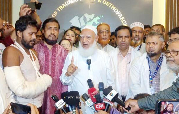 স্বৈরাচার শেখ হাসিনার পতন থেকে শুধুমাত্র আওয়ামী লীগ না, জামায়াত-বিএনপি সবাইকে শিক্ষা নিতে হবে বলে উল্লেখ করেছেন জামায়াতের আমির ডা. শফিকুর রহমান। আজ জাতীয় অর্থোপেডিক হাসপাতাল ও পুনর্বাসন প্রতিষ্ঠানে (নিটোর) চিকিৎসাধীন বৈষম্যবিরোধী আন্দোলনে আহতদের দেখতে গিয়ে সাংবাদিকদের এসব কথা বলেন তিনি। জামায়াতের আমির বলেন, এরপরে যারা দেশ পরিচালনায় আসবেন তারা যেন জালিমের ভূমিকায় অবতীর্ণ না হন। একই রাস্তায় যেন তারা না চলেন। এখান থেকে আমাদের সবার শিক্ষা নেয়া উচিত। মানুষের সঙ্গে জুলুম করলে কী পরিণতি হয় সেটা সবার শিক্ষা নেওয়া উচিত। ছবি- জাগো নিউজ