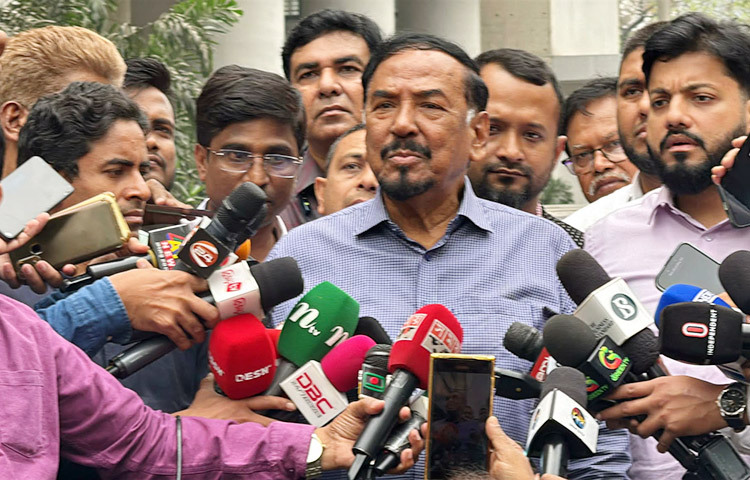 জুলাই শহীদ ও যোদ্ধার সন্তানদের ড্রপআউট রোধ করে পড়াশোনা চালিয়ে নিতে শিক্ষাভাতা দেওয়ার উদ্যোগ নেওয়া হবে বলে জানিয়েছেন মুক্তিযুদ্ধ বিষয়ক মন্ত্রী হাফিজ উদ্দিন আহমদ (বীর বিক্রম)। আজ সচিবালয়ে প্রধানমন্ত্রী তারেক রহমানের সঙ্গে বৈঠকের পর সাংবাদিকদের এ কথা জানান মন্ত্রী। ছবি: জাগো নিউজ