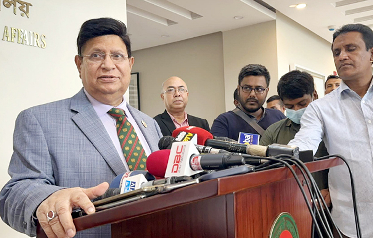 রোহিঙ্গাদের প্রত্যাবাসনে এখনো সহায়ক পরিস্থিতি হয়নি এমন মন্তব্য করা দেশগুলোকে রোহিঙ্গাদের নিজ দেশে নিয়ে যাওয়ার পরামর্শ দিয়েছেন পররাষ্ট্রমন্ত্রী এ কে আব্দুল মোমেন। আজ পররাষ্ট্র মন্ত্রণালয়ে সাংবাদিকদের সঙ্গে আলাপকালে তিনি এ কথা জানান।