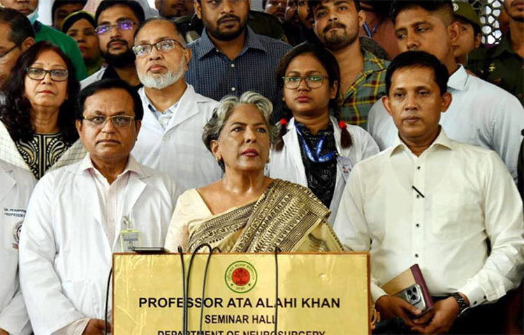 সমাজকল্যাণ উপদেষ্টা শারমীন এস মুরশিদ বলেছেন, বৈষম্য বিরোধী ছাত্র আন্দোলনে আহত-নিহতদের তথ্য নিয়ে ডাটাবেজ তৈরি করা হবে। আহতের পুনর্বাসনের জন্য যা যা করার, সমাজকল্যাণ মন্ত্রণালয় তার নৈতিকতার জায়গা থেকে করবে। আহতদের পুনর্বাসিত করবে মন্ত্রণালয়। আজ ঢাকা মেডিকেল কলেজ হাসপাতালে বৈষম্য বিরোধী ছাত্র আন্দোলনে আহতদের দেখতে গিয়ে তিনি এসব কথা বলেন। ছবি- সংগৃহীত