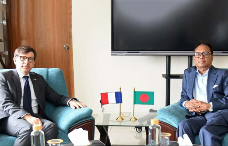 বাংলাদেশের টেলিযোগাযোগ ও স্যাটেলাইট খাতে সহযোগিতা আরও বাড়াতে আগ্রহী ফ্রান্স। ঢাকায় নিযুক্ত ফ্রান্সের রাষ্ট্রদূত জ্যঁ-মার্ক সেরে-শার্লে আজ সচিবালয়ে ডাক, টেলিযোগাযোগ ও তথ্যপ্রযুক্তি এবং বিজ্ঞান ও প্রযুক্তিমন্ত্রী ফকির মাহবুব আনামের সঙ্গে সৌজন্য সাক্ষাৎকালে এ কথা জানান। ছবি: সংগৃহীত
