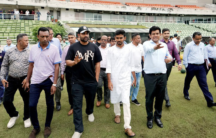 বাংলাদেশ ক্রিকেট বোর্ড (বিসিবি) পরিদর্শন করেছেন অন্তবর্তীকালীন সরকারের যুব ও ক্রীড়া মন্ত্রণালয়ের উপদেষ্টা আসিফ মাহমুদ সজীব ভূঁইয়া। আজ বিকেএসপি পরিদর্শনের পর বিসিবিতে আসেন তিনি। এদিন বিসিবিতে এসেছেন দেশসেরা ওপেনার তামিম ইকবালও। ছবি- বিসিবি