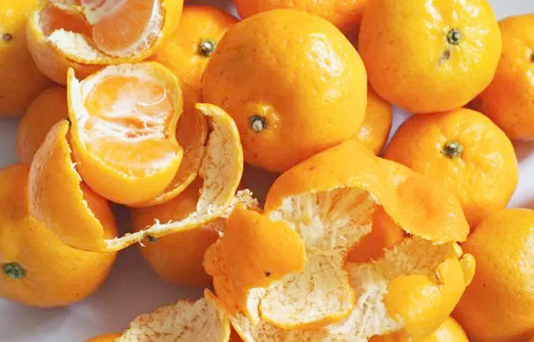 চোখের স্বাস্থ্যের জন্য ভালো: কমলায় থাকা ভিটামিন ‘এ’ ও অ্যান্টি-অক্সিডেন্ট চোখের দৃষ্টিশক্তি ভালো রাখতে সহায়ক। দীর্ঘ সময় স্ক্রিনের দিকে তাকিয়ে কাজ করা মানুষদের জন্য কমলা হতে পারে চোখের জন্য উপকারী একটি ফল।