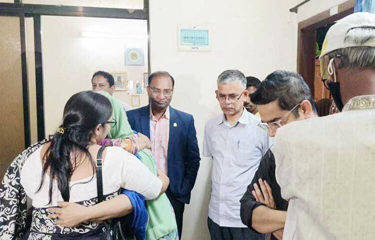 জগন্নাথ বিশ্ববিদ্যালয়ের (জবি) শিক্ষার্থী ফাইরুজ সাদাফ অবন্তিকার বাড়ি কুমিল্লায় গিয়েছিল বিশ্ববিদ্যালয়ের তদন্ত কমিটি। সেখানে অবন্তিকার মায়ের সঙ্গে দীর্ঘ আড়াই ঘণ্টা বৈঠক করেন তারা। কথা বলেন পরিবারের অন্যান্য সদস্যদের সঙ্গেও। এসময় তারা আত্মহত্যার স্থানও পরিদর্শন করেন। ছবি: জাগো নিউজ