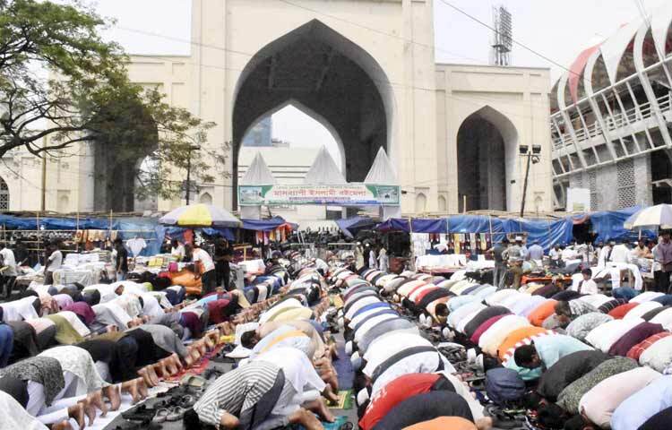 পবিত্র রমজান মাসের শেষ জুমা আজ। পবিত্র জুমাতুল বিদা। এ উপলক্ষে রাজধানীর বায়তুল মোকাররম জাতীয় মসজিদে ঢল নামে ধর্মপ্রাণ মুসল্লিদের। কানায় কানায় পূর্ণ হয়ে যায় মসজিদ প্রাঙ্গণসহ আশপাশ। জুমার নামাজের পর বায়তুল মোকাররমে বিশেষ মোনাজাত করা হয়। ছবি: বিপ্লব দিক্ষিৎ