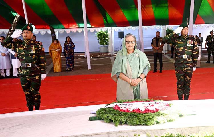 গোপালগঞ্জের টুঙ্গিপাড়ায় আজ জাতির পিতা বঙ্গবন্ধু শেখ মুজিবুর রহমানের সমাধিসৌধে শ্রদ্ধা নিবেদন করেছেন প্রধানমন্ত্রী ও আওয়ামী লীগ সভাপতি শেখ হাসিনা। আজ সকাল ১০টার পর জাতির পিতার সমাধিতে শ্রদ্ধা জানান তিনি। এরপর তিনি সেখানে কিছুক্ষণ নীরবে দাঁড়িয়ে থাকেন। পরে দোয়া মোনাজাতে অংশ নেন। এসময় প্রধানমন্ত্রীর সঙ্গে ছিলেন তার ছোট বোন শেখ রেহানা। ছবি: পিআইডি
