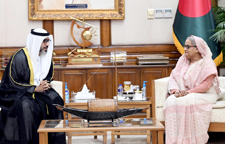 বাংলাদেশের অবকাঠামো ও সমুদ্রবন্দরের উন্নয়নে অব্যাহত সহযোগিতার আশ্বাস দিয়েছেন সংযুক্ত আরব আমিরাতের (ইউএই) নতুন রাষ্ট্রদূত আলী আব্দুল্লাহ খাসেফ আল হামুদি। আজ প্রধানমন্ত্রী শেখ হাসিনার সঙ্গে গণভবনে সাক্ষাৎকালে রাষ্ট্রদূত এ আশ্বাস দেন। ছবি: পিআইডি