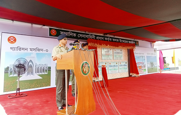 সেনাপ্রধান জেনারেল এস এম শফিউদ্দিন আহমেদ বলেছেন, বাংলাদেশ সেনাবাহিনী জাতিসংঘে এক নম্বর শান্তিরক্ষী প্রেরণকারী দেশ। এটা আমাদের পেশাগত মানের একটি জ্বলজ্বল উদাহরণ। তিনি বলেন, বাংলাদেশ স্মার্ট হচ্ছে, সেইসঙ্গে তাল মিলিয়ে সেনাবাহিনীকে স্মার্ট হতে হবে। ভবিষ্যতের টেকনোলজি, রণকৌশল ও বিশ্ব পরিস্থিতিকে মাথায় রেখে আমাদের নিজেদের প্রস্তুত করতে হবে। আজ দুপুরে বরিশালের শেখ হাসিনা সেনানিবাসে ১৫ তলাবিশিষ্ট সেনাসদস্যদের পারিবারিক বাসস্থান ‘সেনা নীড়’ উদ্বোধনকালে এসব কথা বলেন সেনাপ্রধান। এসময় তিনি স্টেশন অফিসার্স মেস-বি, ডিভিশন মডেল রুম, ডিভিশন সুইমিং পুল, গ্যারিসন মসজিদ-৩ এর উদ্বোধন ঘোষণা করেন। ছবি- সংগৃহীত