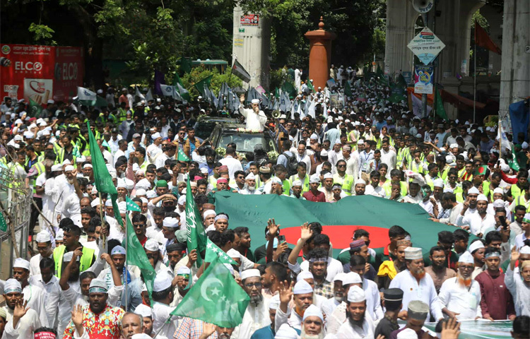 পবিত্র ঈদে মিলাদুন্নবী (সা.) উপলক্ষে প্রতিবছরের মতো এবারও রাজধানীতে জাঁকজমক জশনে জুলুস অনুষ্ঠিত হয়েছে। আজ সকালে সোহরাওয়ার্দী উদ্যান থেকে এই জশনে জুলুস শুরু হয়। আঞ্জুমানে রহমানিয়ার মইনীয়া মাইজভান্ডারীয়ার সভাপতিত্বে ও বিএসপি চেয়ারম্যান ড. সৈয়দ সাইফুদ্দীন আহমদ মাইজভান্ডারীর নেতৃত্বে এই শোভাযাত্রায় লাখো মুসলিম অংশ নেন। শোভাযাত্রাটি সোহরাওয়ার্দী উদ্যানের পশ্চিমদিক থেকে শুরু হয়ে দোয়েল চত্বর, শিক্ষা ভবন ও কদম ফোয়ারা সড়ক প্রদক্ষিণ করে আবারও সোহরাওয়ার্দী উদ্যানে এসে শেষ হয়। ছবি- জাগো নিউজ