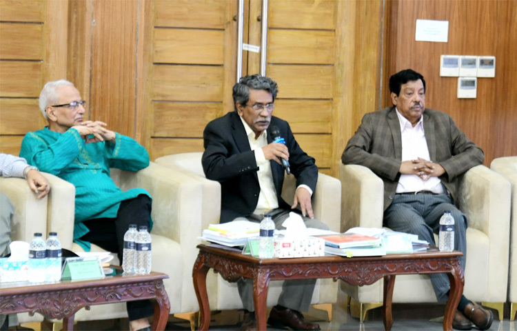 জুলাই গণঅভ্যুত্থানে নারীদের অংশগ্রহণের কথা স্মরণ করে জাতীয় ঐকমত্য কমিশনের সহসভাপতি অধ্যাপক আলী রীয়াজ বলেছেন, তাদের গৌরবোজ্জ্বল ভূমিকার কারণে আন্দোলন যেভাবে বেগবান হয়েছে, সেটা স্মরণ করে তাদের ভূমিকাকে যেন প্রাতিষ্ঠানিক রূপ দিতে পারি, বাংলাদেশের রাষ্ট্র পুর্নগঠনের ক্ষেত্রে, সেই জন্য আমরা মনে করি প্রাতিষ্ঠানিক এবং সাংবিধানিকভাবে সমতার মর্যাদায় নারীকে অধিষ্ঠিত করার জন্য ব্যবস্থা গ্রহণ দরকার। আজ রাজধানীর ফরেন সার্ভিস একাডেমিতে রাজনৈতিক দলের সঙ্গে দ্বিতীয় ধাপের সংলাপের ১৩তম দিনের সূচনা বক্তব্যে এসব কথা বলেন তিনি। ছবি: সংগৃহীত