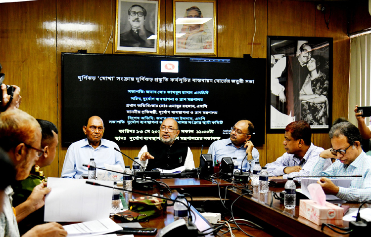 আগামীকাল রবিবার সকাল ৬টা থেকে সন্ধ্যা ৬টার মধ্যে ঘূর্ণিঝড় মোখা আঘাত হানতে পারে বলে জানিয়েছেন দুর্যোগ ব্যবস্থাপনা ও ত্রাণ প্রতিমন্ত্রী মো. এনামুর রহমান। ছবি: পিআইডি