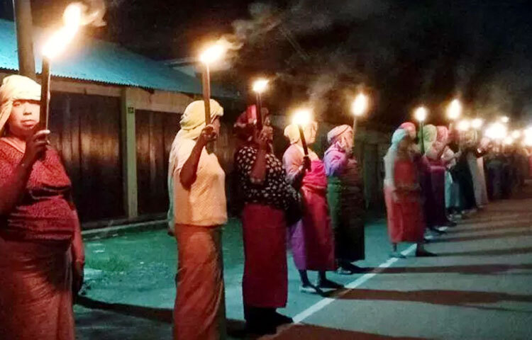 ভারতের মণিপুর রাজ্যে দুই কুকি নারীকে নগ্ন করে হাঁটানোর ঘটনায় উদ্বেগপ্রকাশ করেছে যুক্তরাষ্ট্র। ঘটনাটি প্রায় তিন মাস আগে ঘটলেও এ সপ্তাহে তার ভিডিও ভাইরাল হয় সোশ্যাল মিডিয়ায়। এর পরপরই সমালোচনার ঝড় ওঠে বিশ্বজুড়ে। ওই দুই নারীর একজন দলবদ্ধ ধর্ষণের শিকার হয়েছিলেন বলে অভিযোগ উঠেছে। বার্তা সংস্থা রয়টার্সের খবরে বলা হয়েছে, যুক্তরাষ্ট্রের একজন মুখপাত্র মণিপুরের ওই ঘটনাকে ‘বর্বরোচিত’ এবং ‘ভয়ংকর’ বলে উল্লেখ করেছেন।