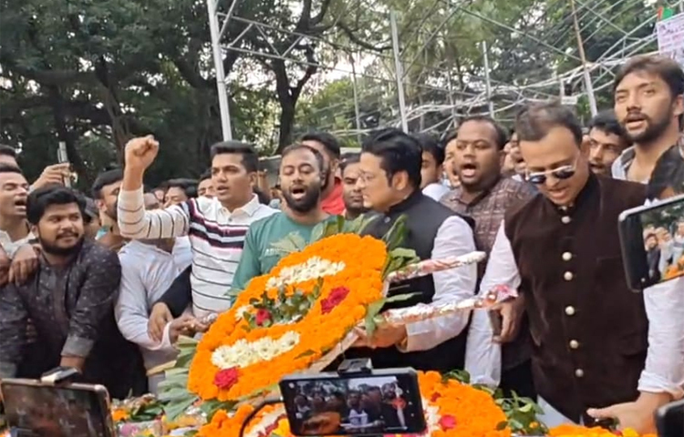 আওয়ামী লীগের মনোনয়ন পেয়েছেন নায়ক ফেরদৌস। তাই আজ রাজধানীর ধানমন্ডি-৩২ নম্বরে বঙ্গবন্ধু শেখ মুজিবুর রহমানের প্রতিকৃতিতে শ্রদ্ধা নিবেদন করেছেন তিনি। ছবি: সংগৃহীত