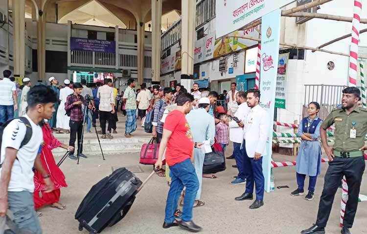 আসন্ন ঈদুল ফিতর উপলক্ষে আট জোড়া বিশেষ ট্রেন চালানোর সিদ্ধান্ত নিয়েছিল বাংলাদেশ রেলওয়ে। আজ থেকে এসব ট্রেন নির্ধারিত সময়সূচি অনুযায়ী চলাচল শুরু করেছে। সময়সূচি অনুযায়ী আজ সকাল ৯টা ২৫ মিনিটে দেওয়ানগঞ্জ ঈদ স্পেশাল ট্রেনটি ঢাকা রেলওয়ে স্টেশন ছেড়েছে। ছবি: জাগো নিউজ