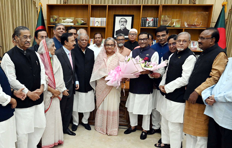১৭ মে বঙ্গবন্ধুকন্যা প্রধানমন্ত্রী ও আওয়ামী লীগ সভাপতি শেখ হাসিনার ৪৩তম স্বদেশ প্রত্যাবর্তন দিবস। দিনটি উপলক্ষে নেতাকর্মীদের শুভেচ্ছায় সিক্ত হয়েছেন প্রধানমন্ত্রী শেখ হাসিনা। আজ গণভবনে আওয়ামী লীগ, যুবলীগ, স্বেচ্ছাসেবক লীগ, ছাত্রলীগ, মহিলা আওয়ামী লীগসহ বিভিন্ন সংগঠনের নেতাকর্মীরা তাকে শুভেচ্ছা জানান। ছবি: পিআইডি