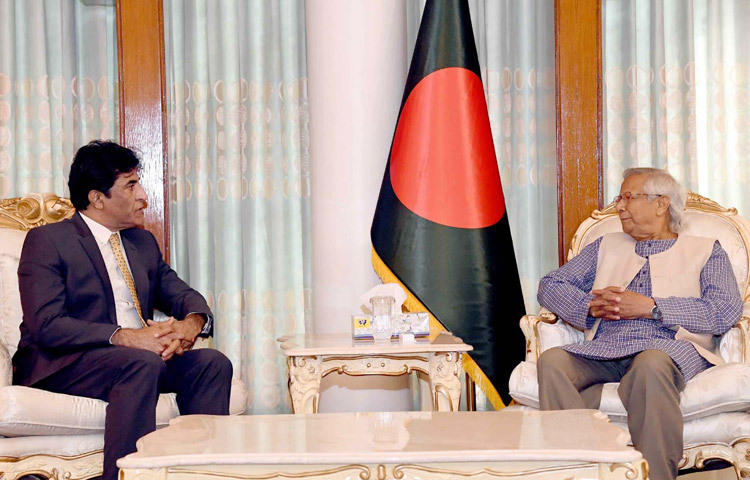 অন্তর্বর্তী সরকারের প্রধান উপদেষ্টা ড. মুহাম্মদ ইউনূসের সঙ্গে আজ ঢাকায় রাষ্ট্রীয় অতিথি ভবন যমুনায় বাংলাদেশে পাকিস্তানের হাইকমিশনার সৈয়দ আহমেদ মারুফ সাক্ষাৎ করেন। ছবি: পিআইডি