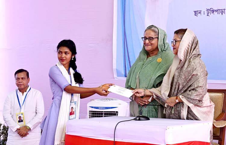 আজ গোপালগঞ্জের টুঙ্গিপাড়ায় আওয়ামী লীগের কার্যালয়ে দরিয়ারকুল গ্রাম উন্নয়ন সমিতির সদস্যদের সঙ্গে মতবিনিময় করেন প্রধানমন্ত্রী শেখ হাসিনা। এসময় প্রধানমন্ত্রী দরিদ্রদের মাঝে রিপার মেশিন, সার, ল্যাপটপ, ১০টি বাইসাইকেল, ১০টি ভ্যান, ৩০টি সেলাই মেশিন এবং ৩৮ জনকে ৪০ হাজার টাকা, ১০ জোড়া কবুতর এবং ৩৮ জন শিক্ষার্থীর মধ্যে শিক্ষা উপকরণ বিতরণ করেন। ছবি: পিআইডি