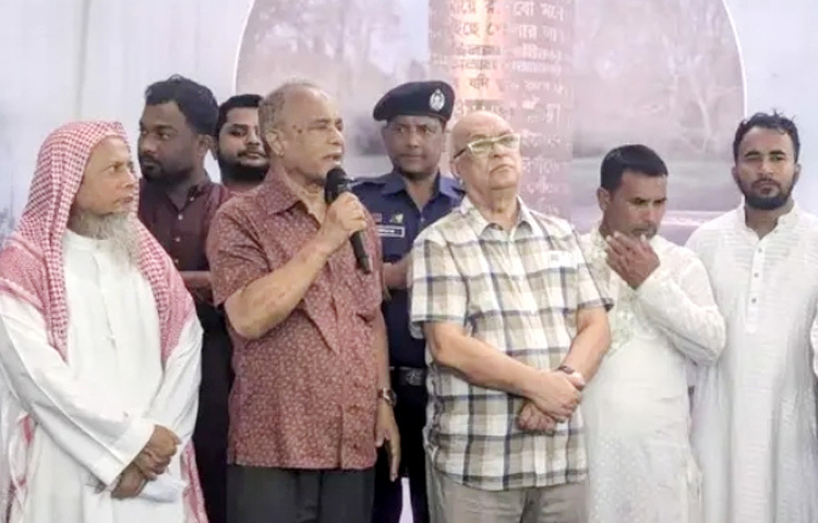 স্বরাষ্ট্র উপদেষ্টা লেফটেন্যান্ট জেনারেল (অব.) জাহাঙ্গীর আলম চৌধুরী বলেছেন, ‘জুলাই যোদ্ধাদের রক্তের ওপর নতুন বাংলাদেশ তৈরি হয়েছে। তাদের শুধু তারিখে-তারিখে নয়, প্রতিনিয়ত স্মরণ করতে হবে। জুলাই যোদ্ধাদের অবদানের কারণেই আমরা স্বৈরাচারমুক্ত একটি দেশ পেয়েছি।’ আজ কক্সবাজারে জুলাই স্মৃতি স্তম্ভ নির্মাণ কাজের উদ্বোধনকালে তিনি এসব কথা বলেন। ছবি: সংগৃহীত